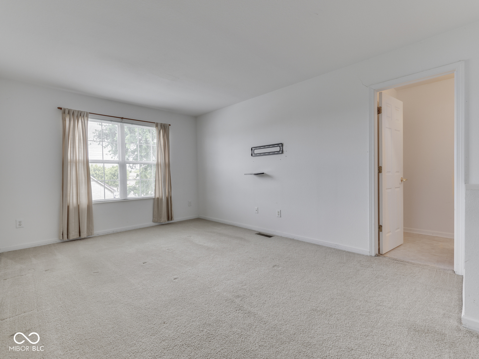 944 Angus Lane