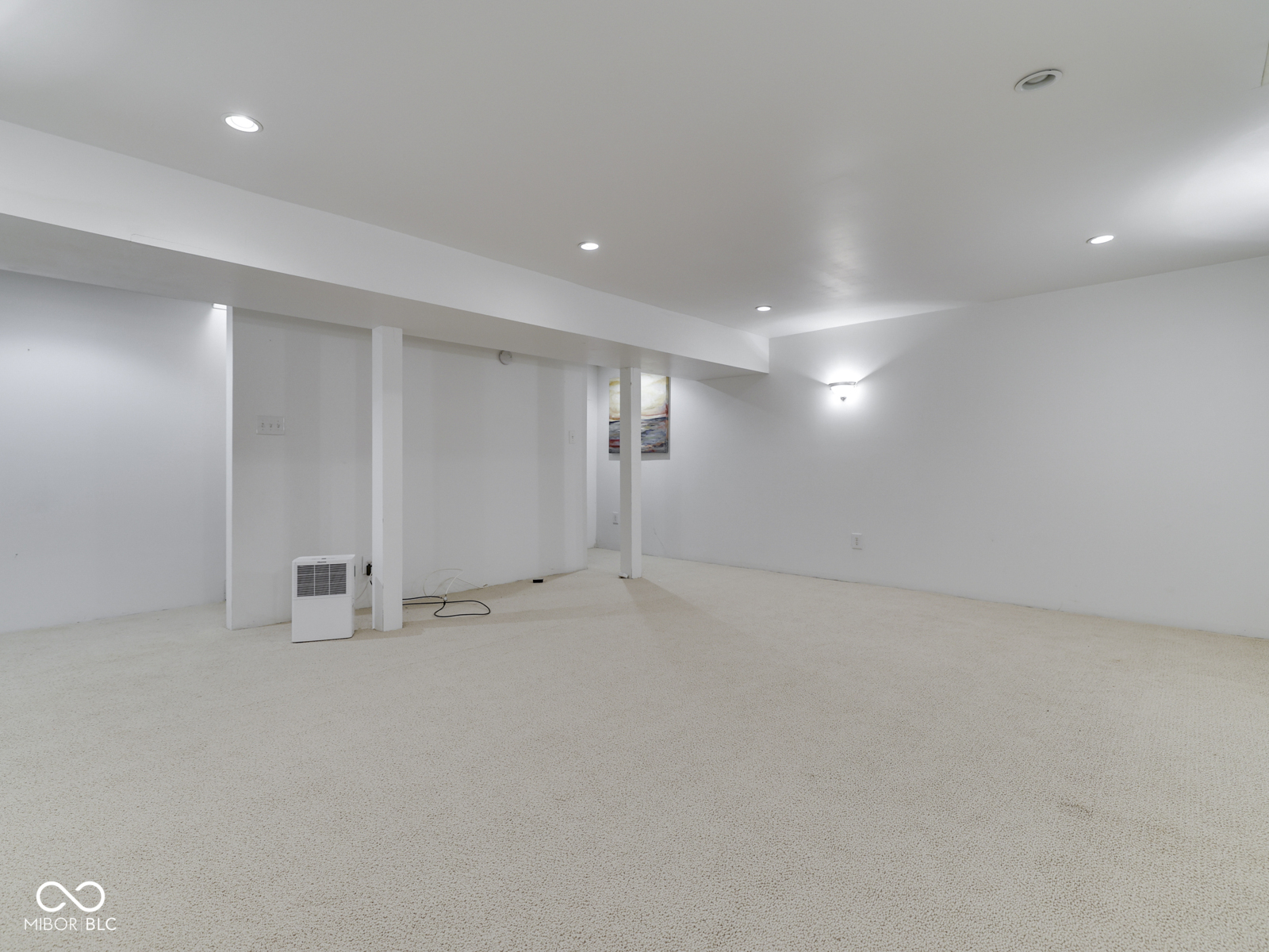 944 Angus Lane
