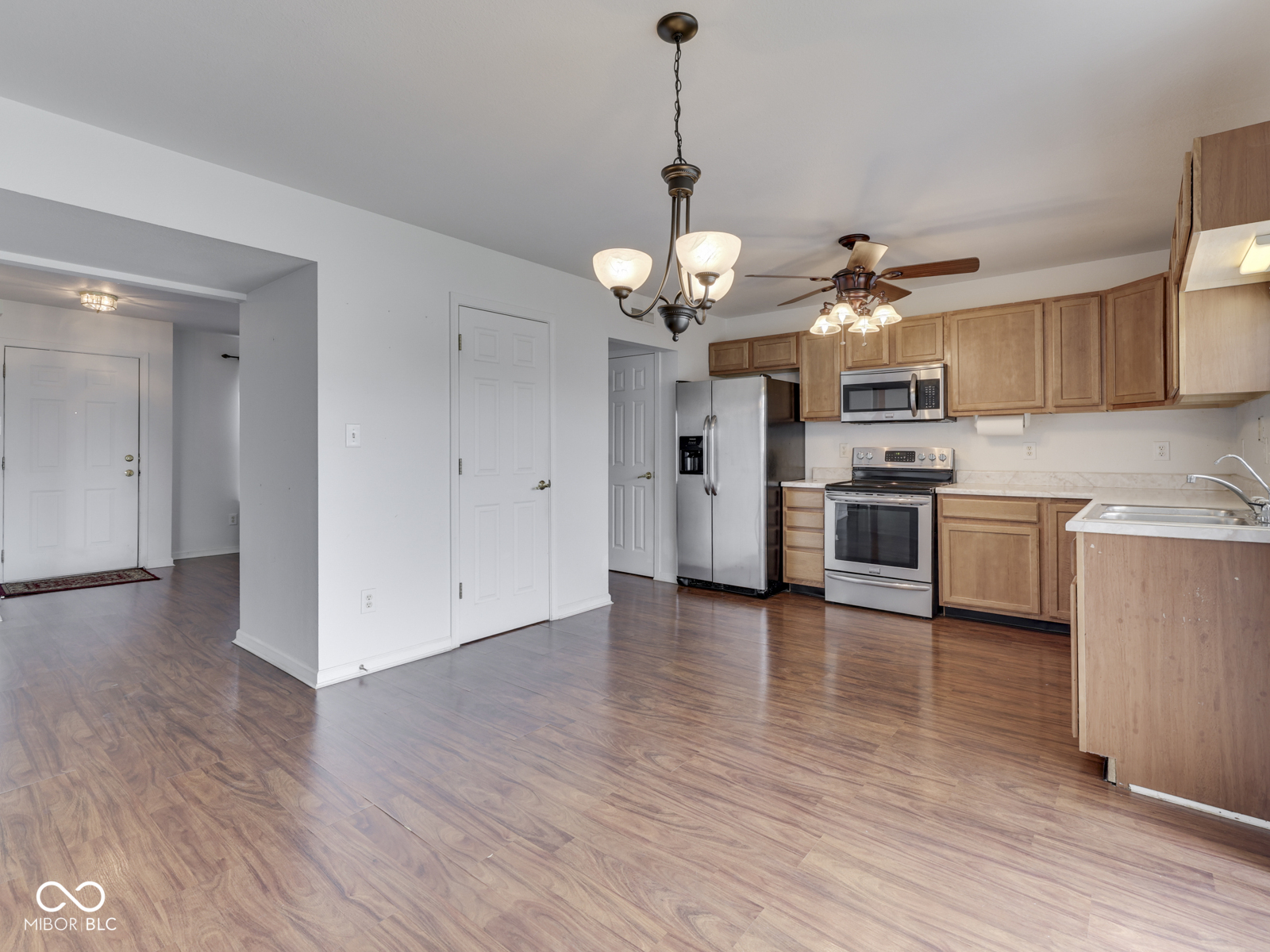 944 Angus Lane