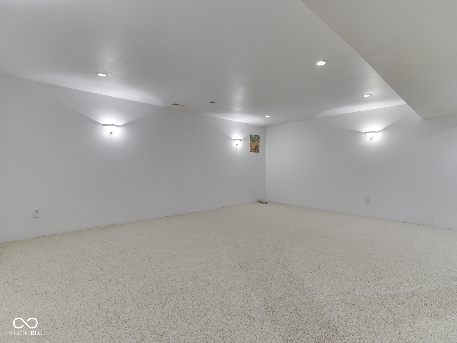 944 Angus Lane