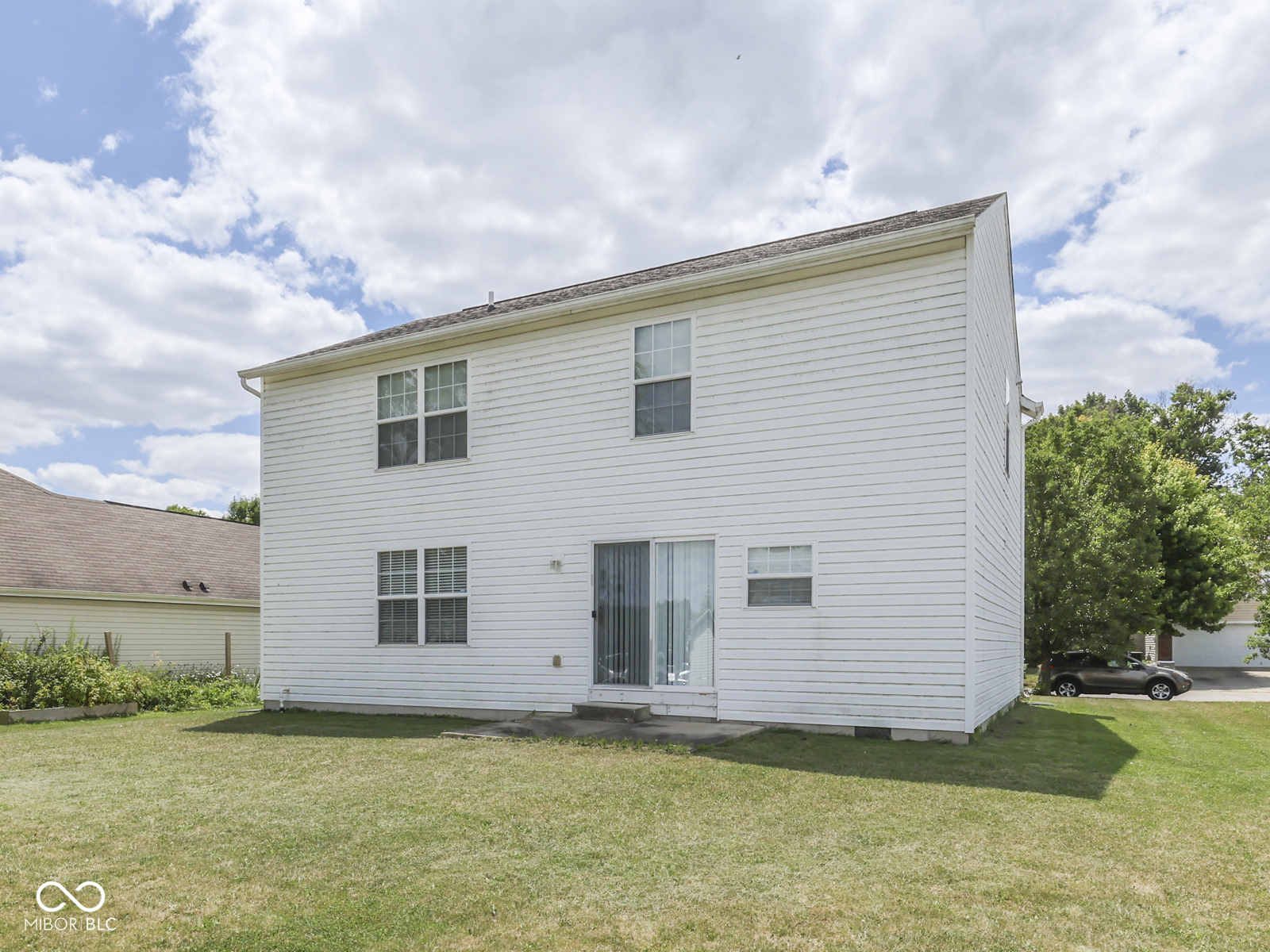 944 Angus Lane