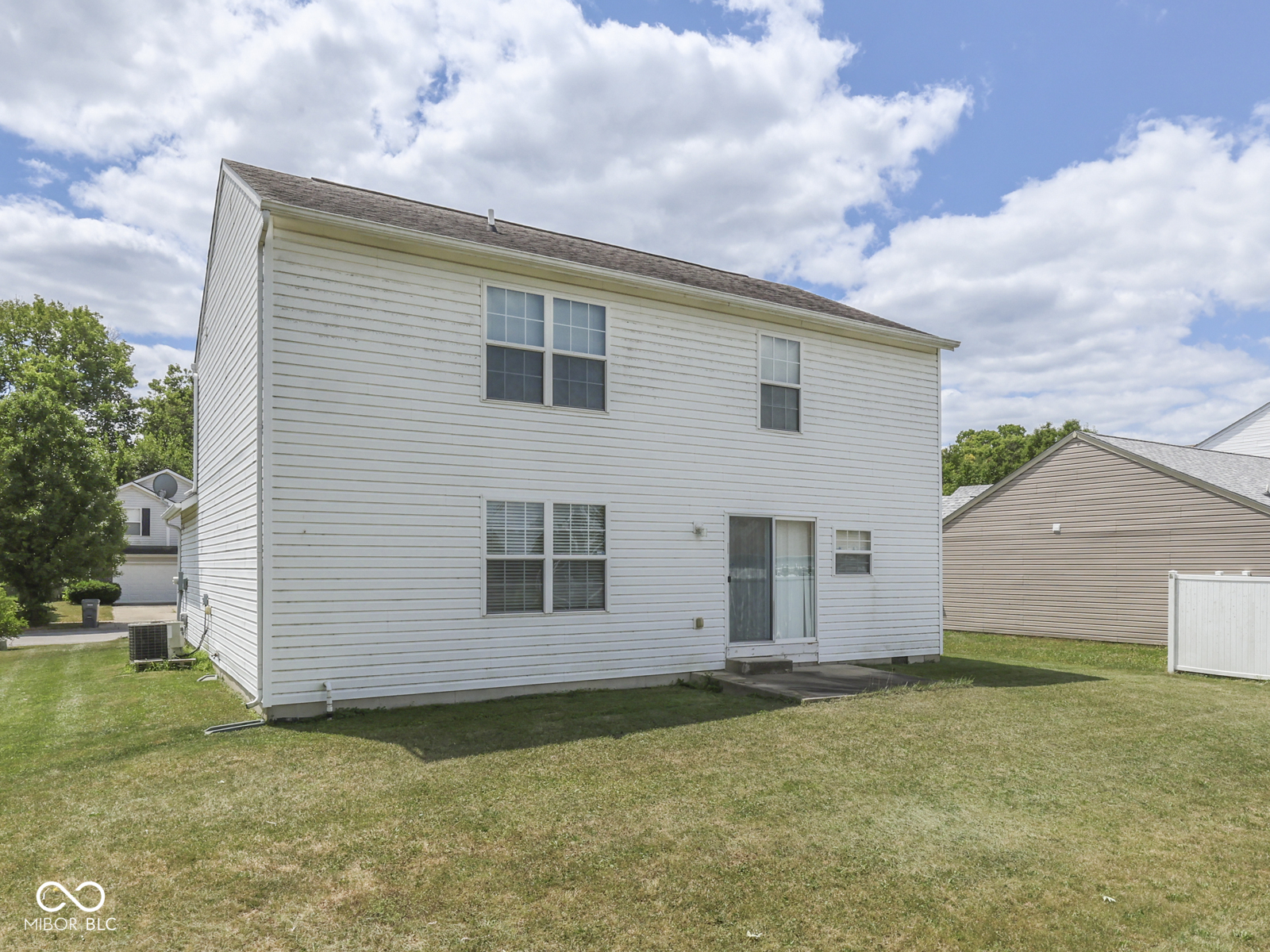 944 Angus Lane