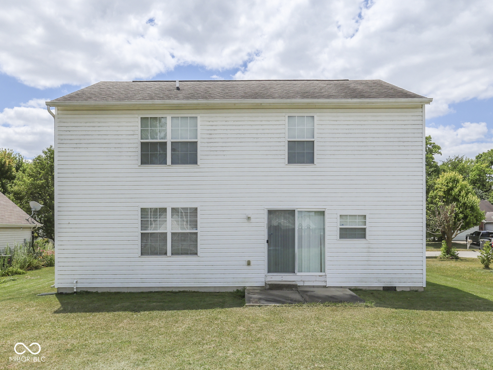 944 Angus Lane