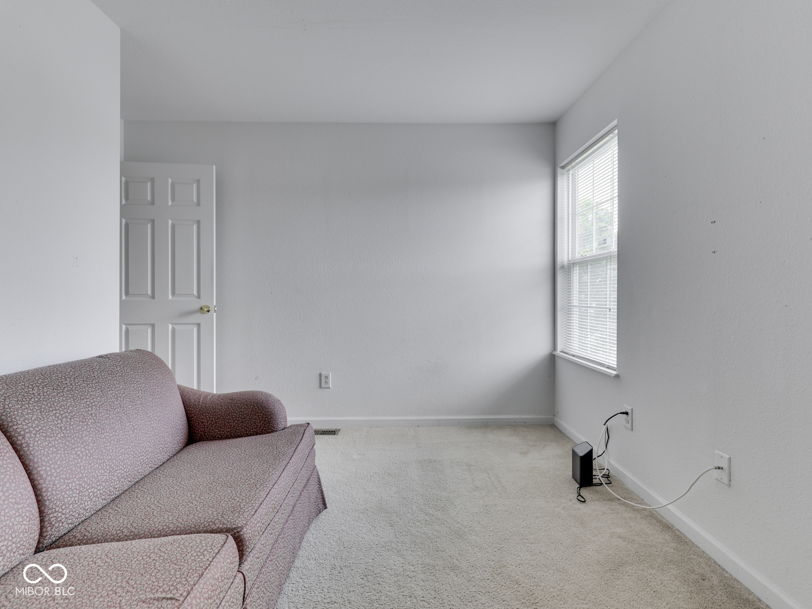 944 Angus Lane