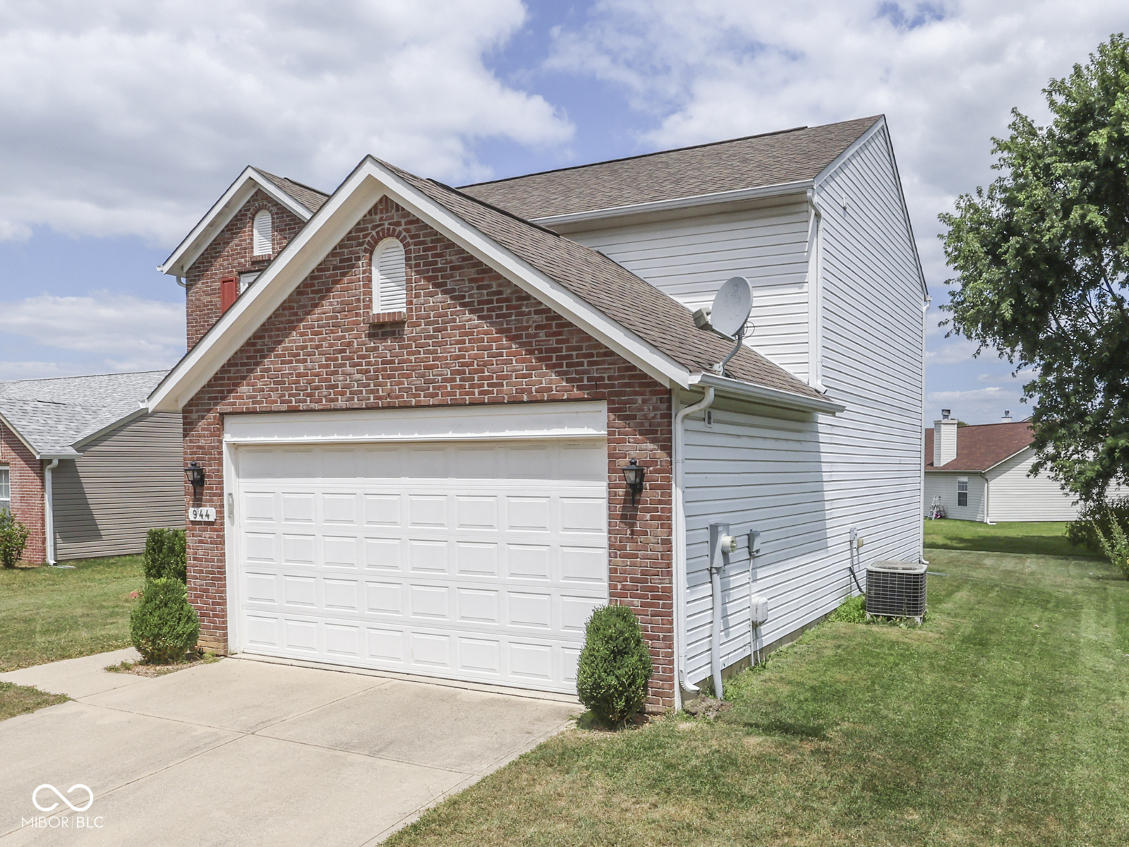 944 Angus Lane