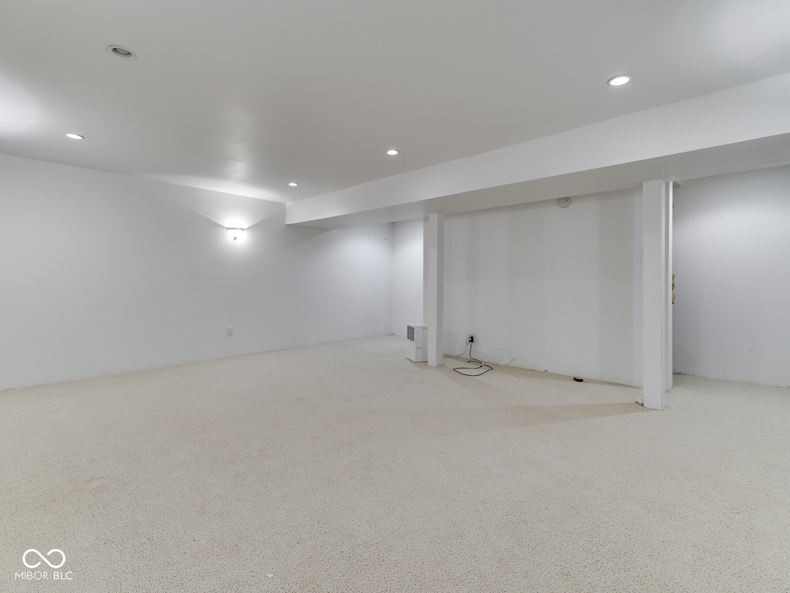 944 Angus Lane