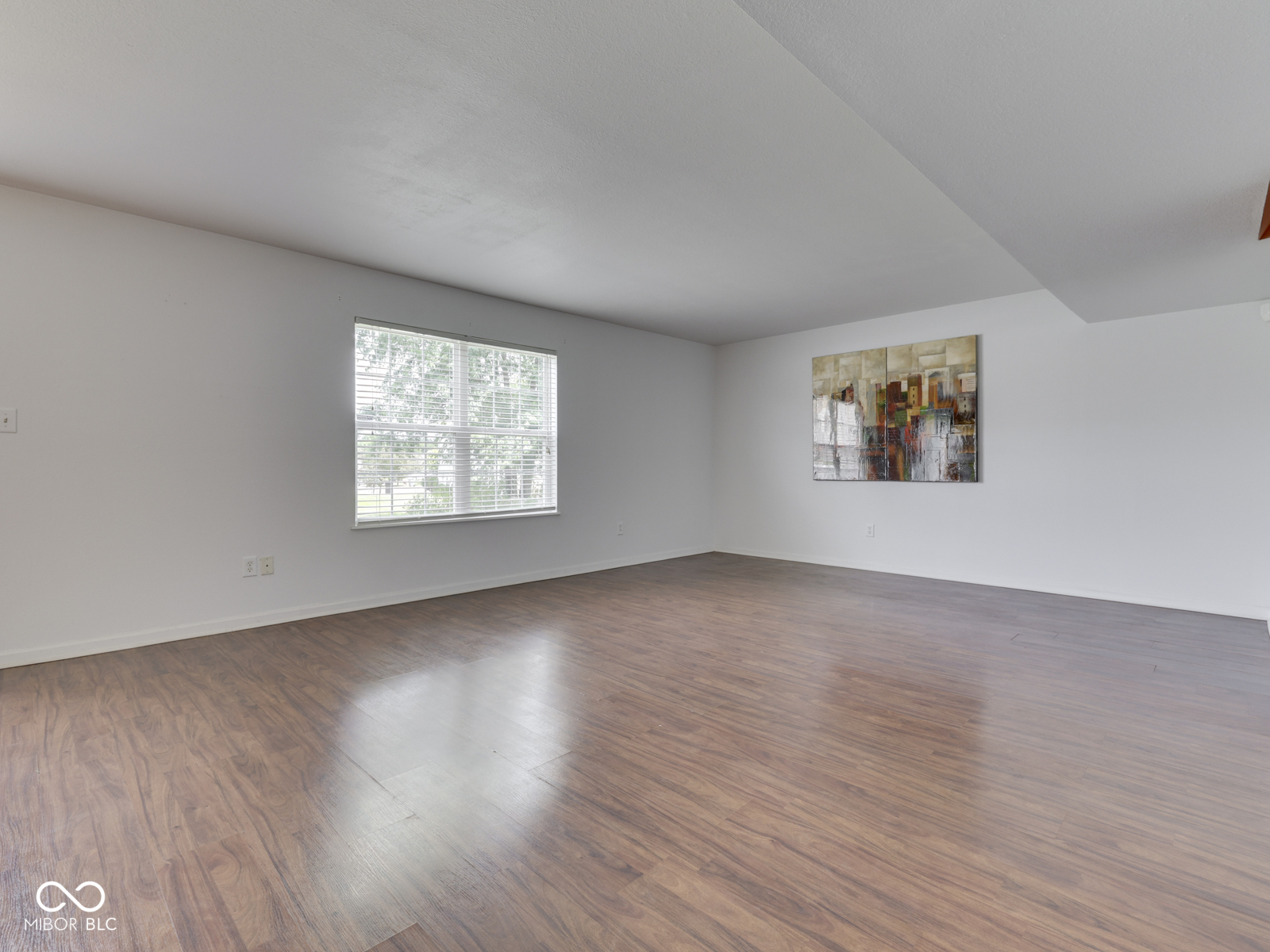 944 Angus Lane