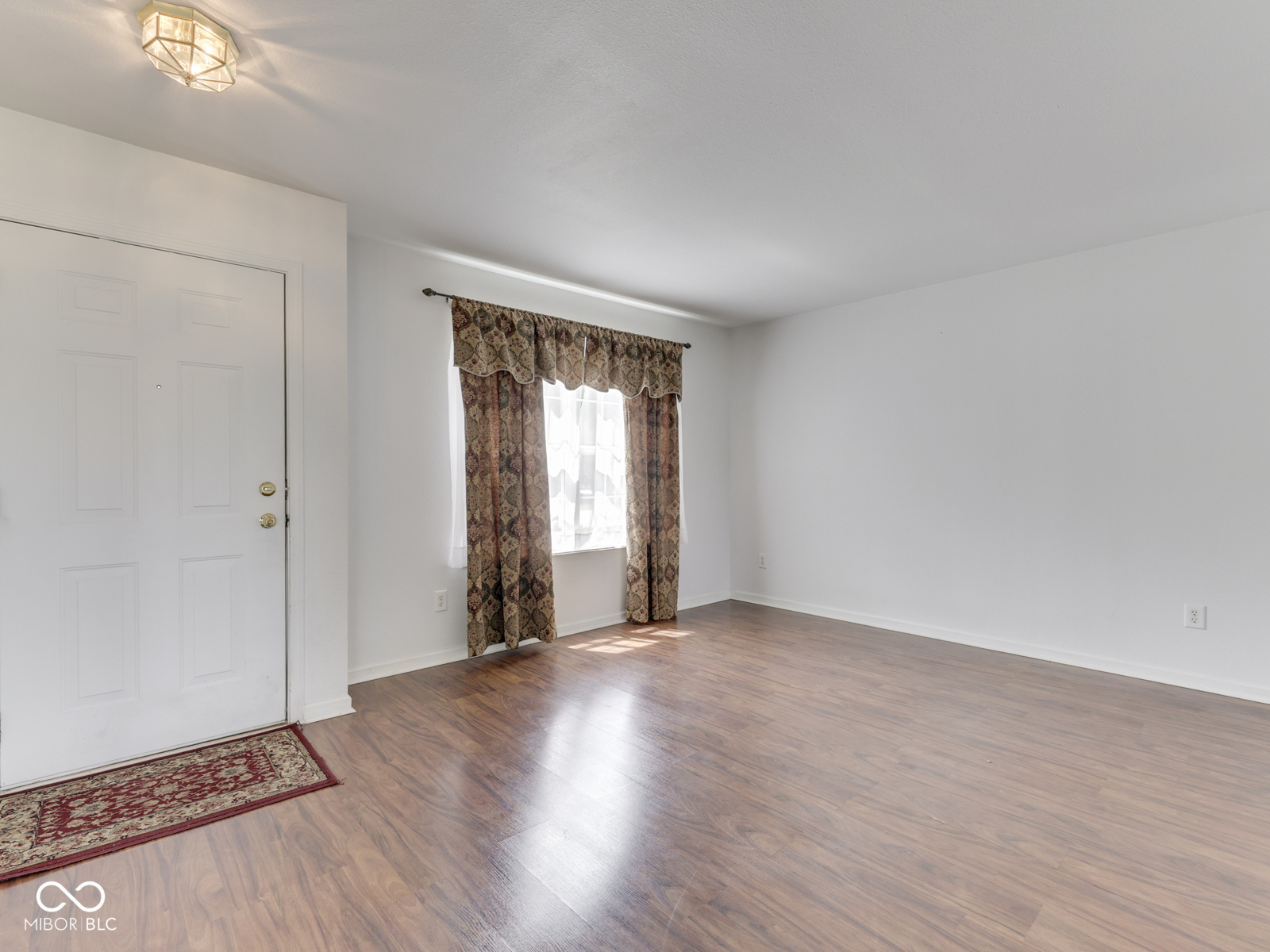 944 Angus Lane
