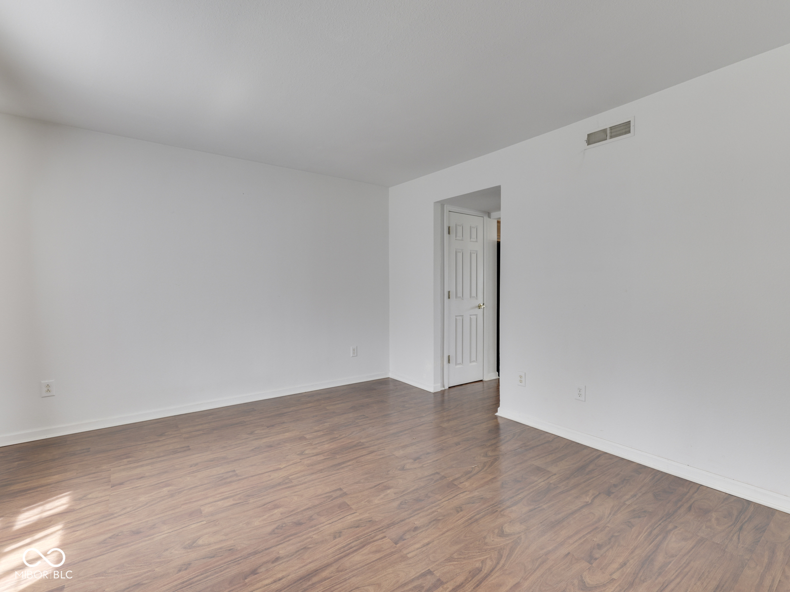 944 Angus Lane