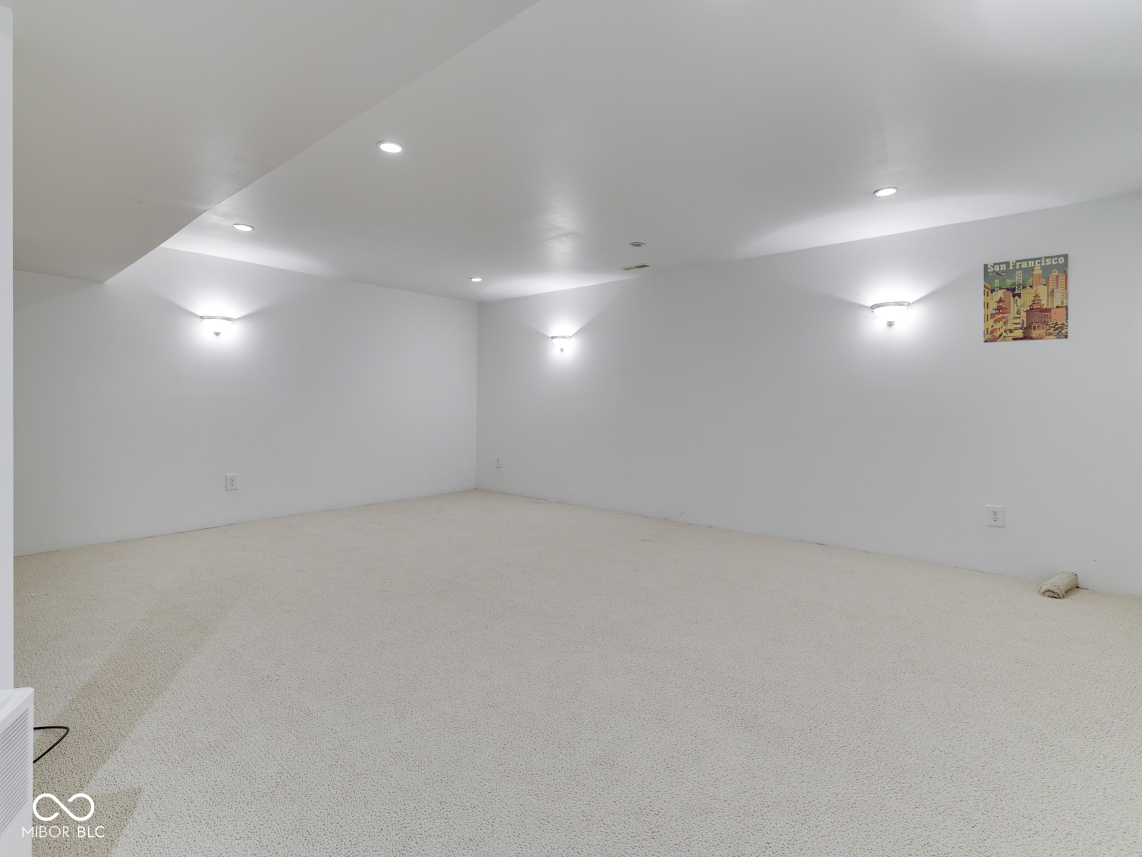 944 Angus Lane