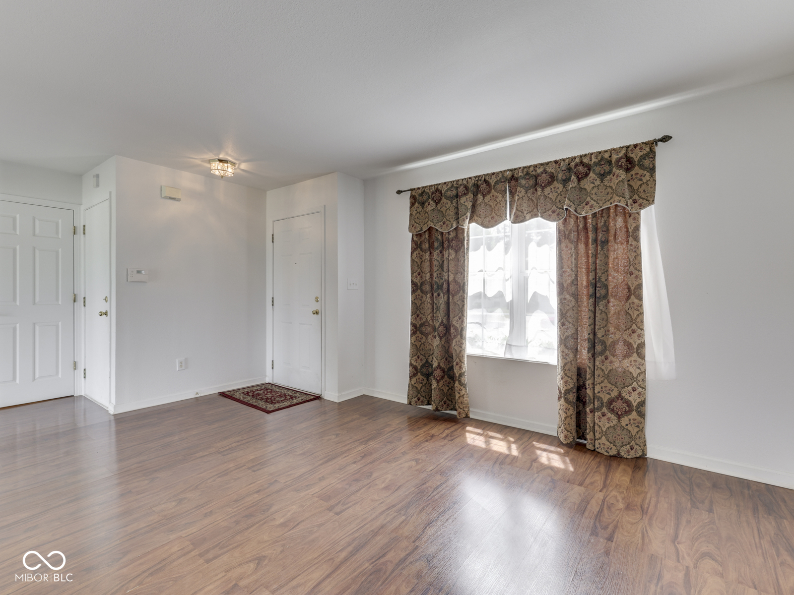 944 Angus Lane