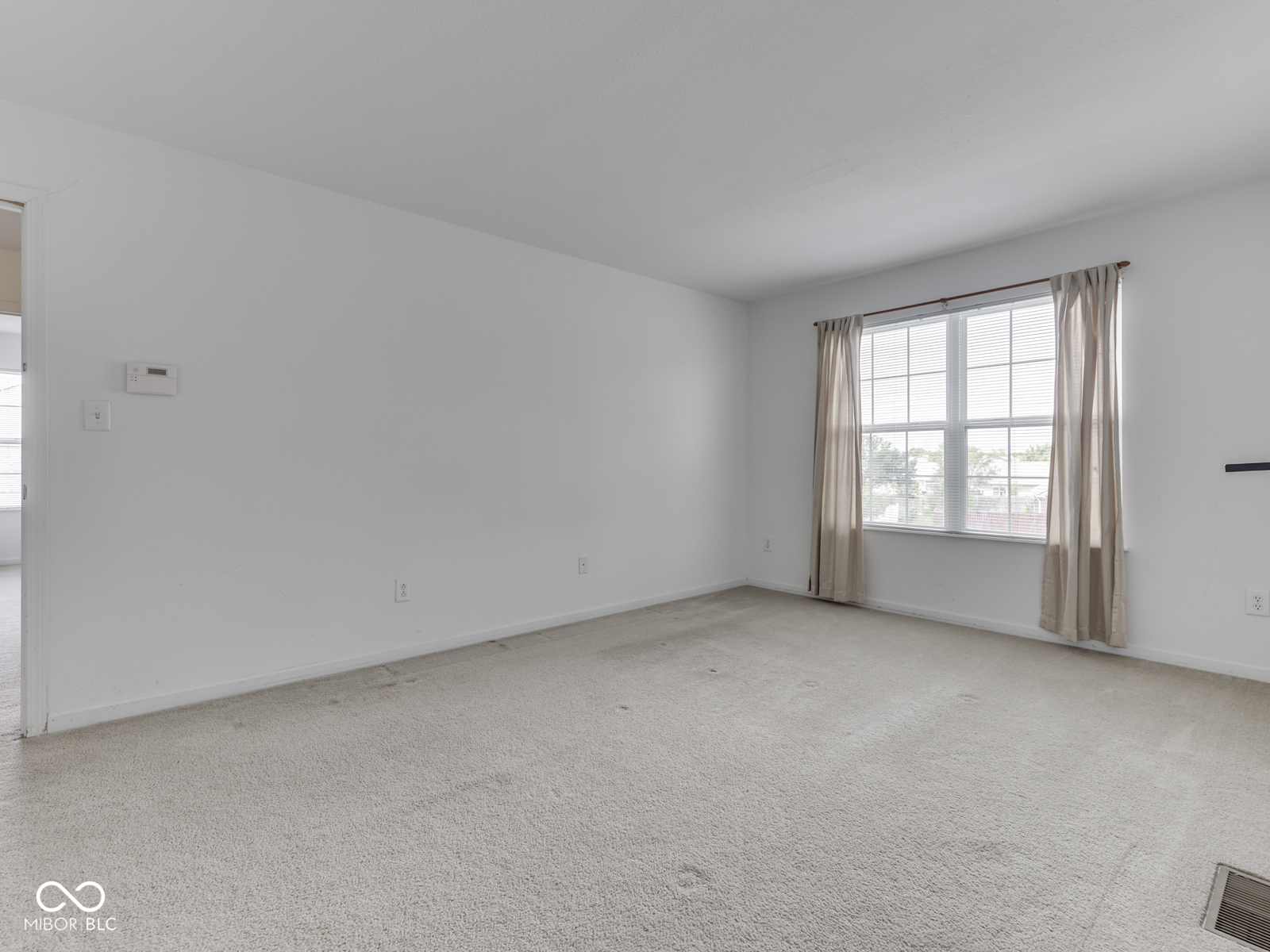 944 Angus Lane