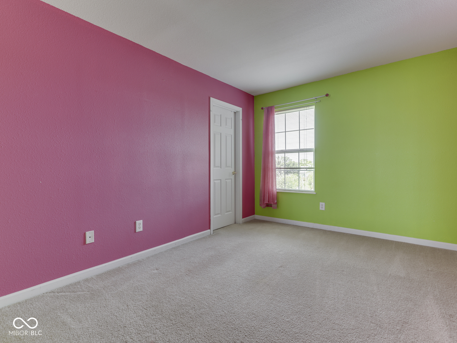 944 Angus Lane