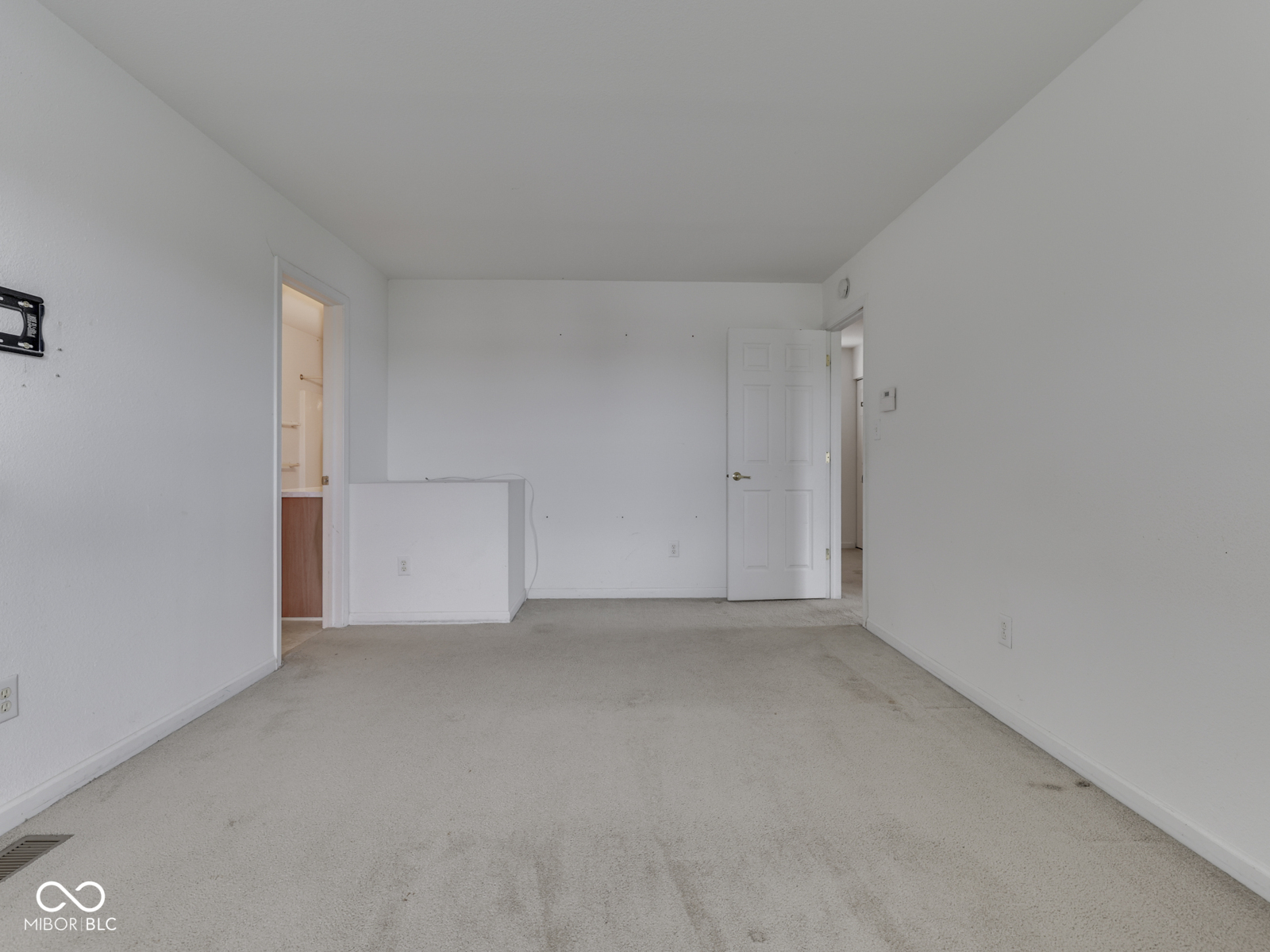944 Angus Lane