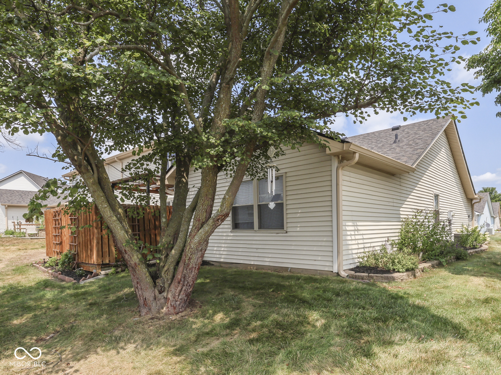 1102 E Paradise Court