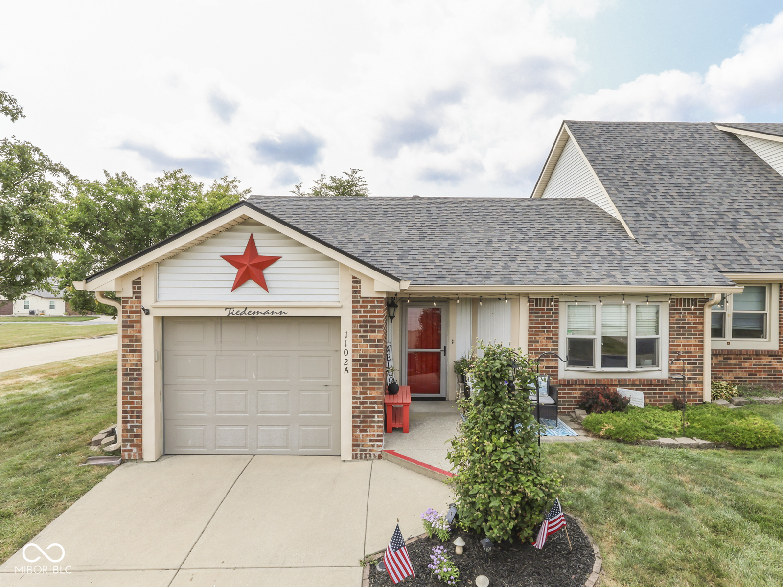 1102 E Paradise Court