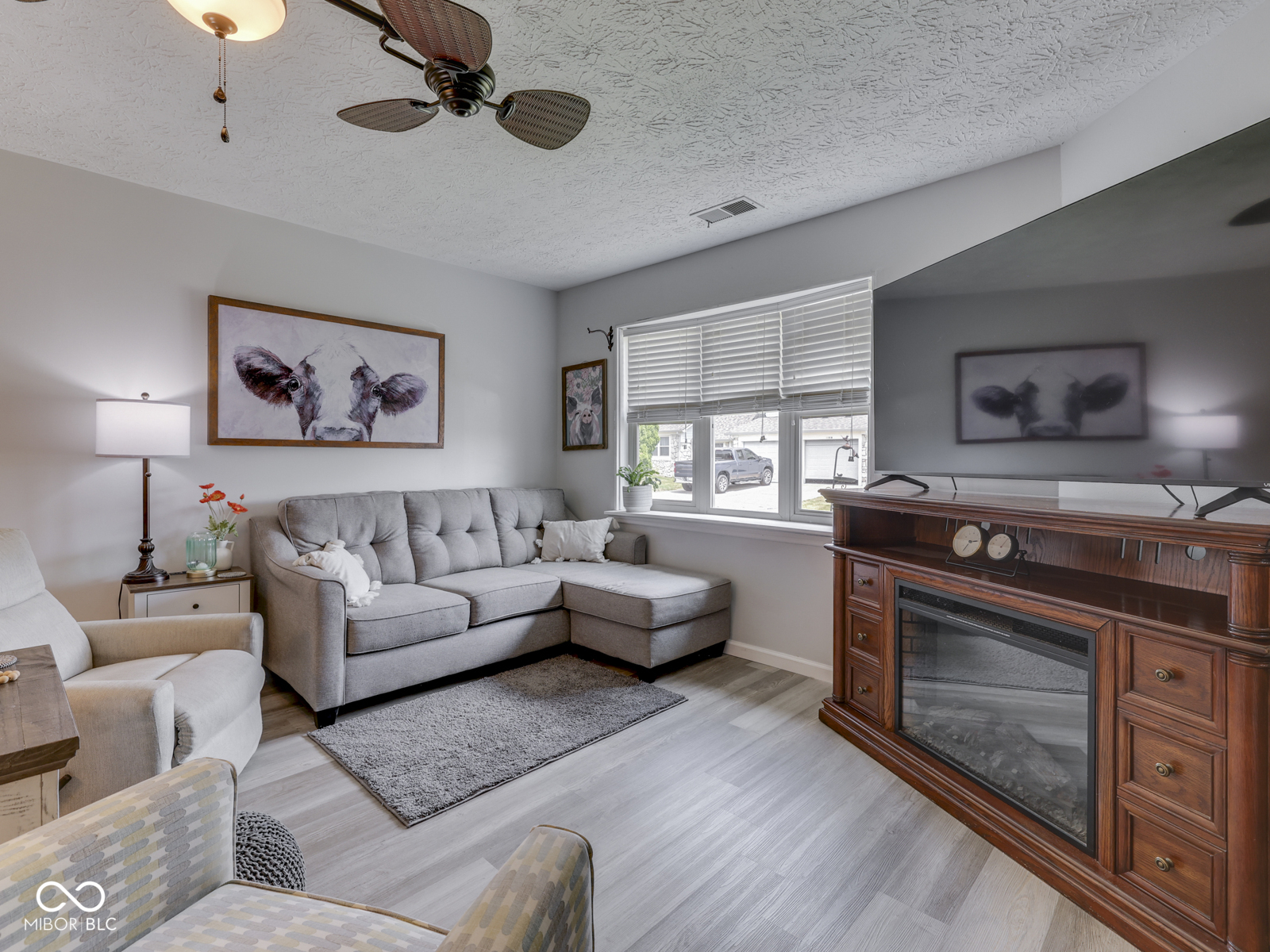 1102 E Paradise Court
