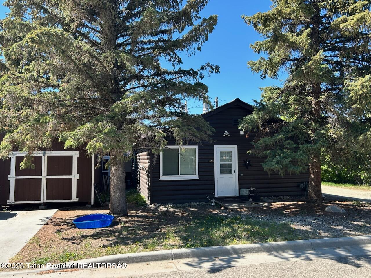 220 W MAGNOLIA Street