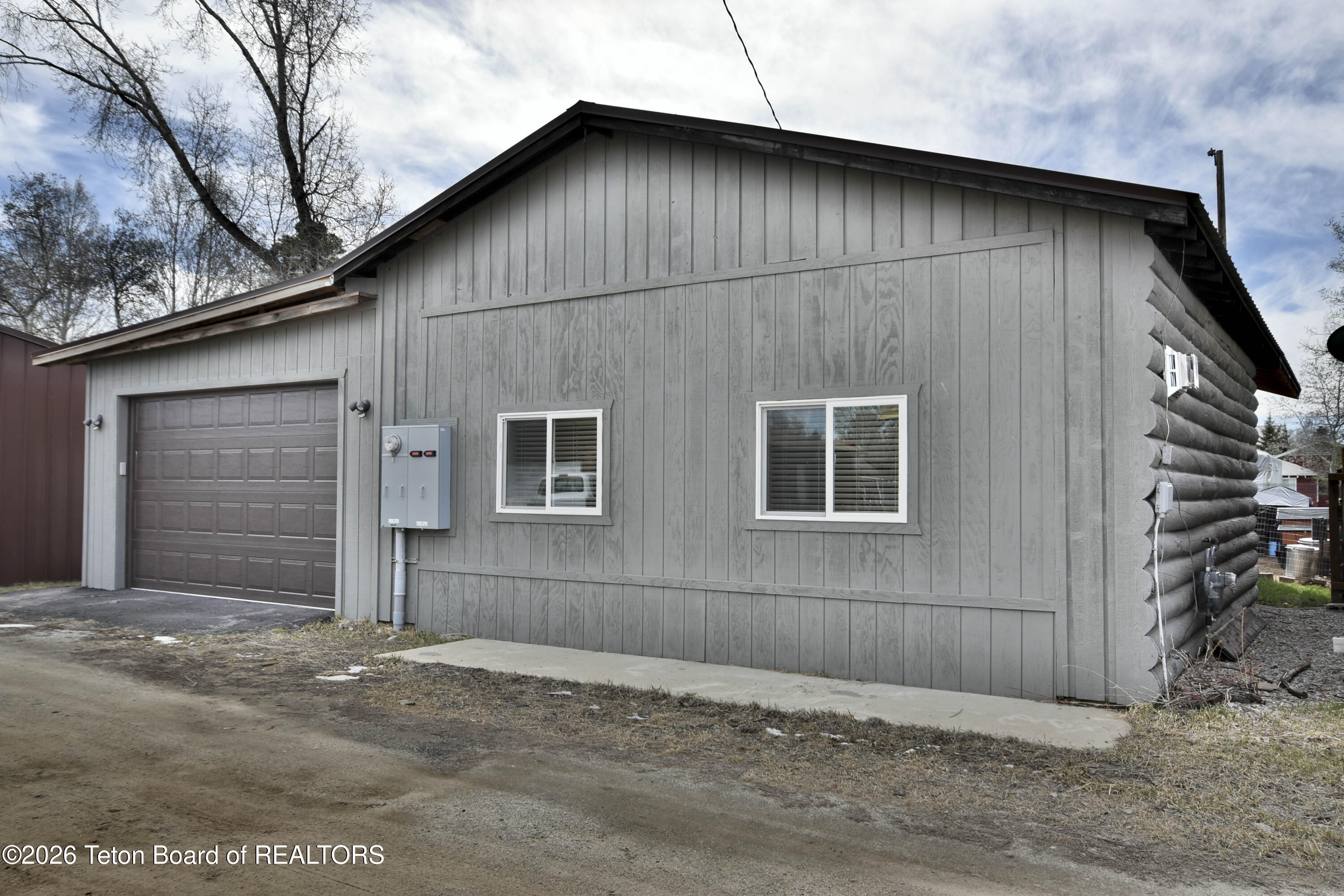 231 W MAGNOLIA Street