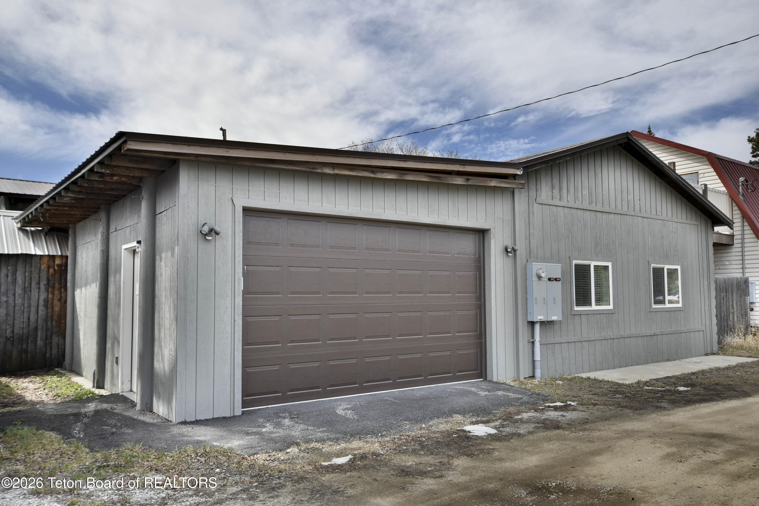 231 W MAGNOLIA Street