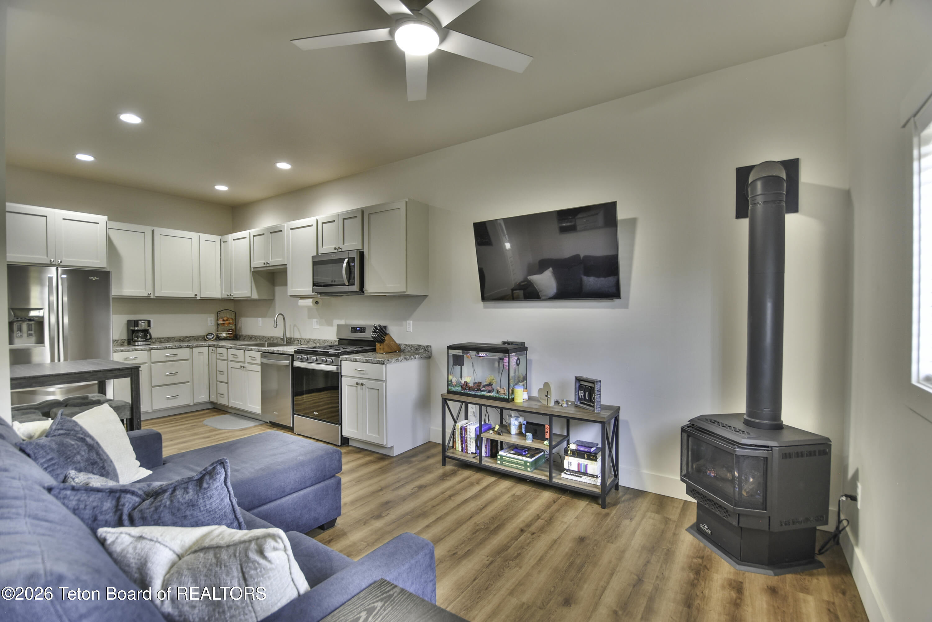 231 W MAGNOLIA Street