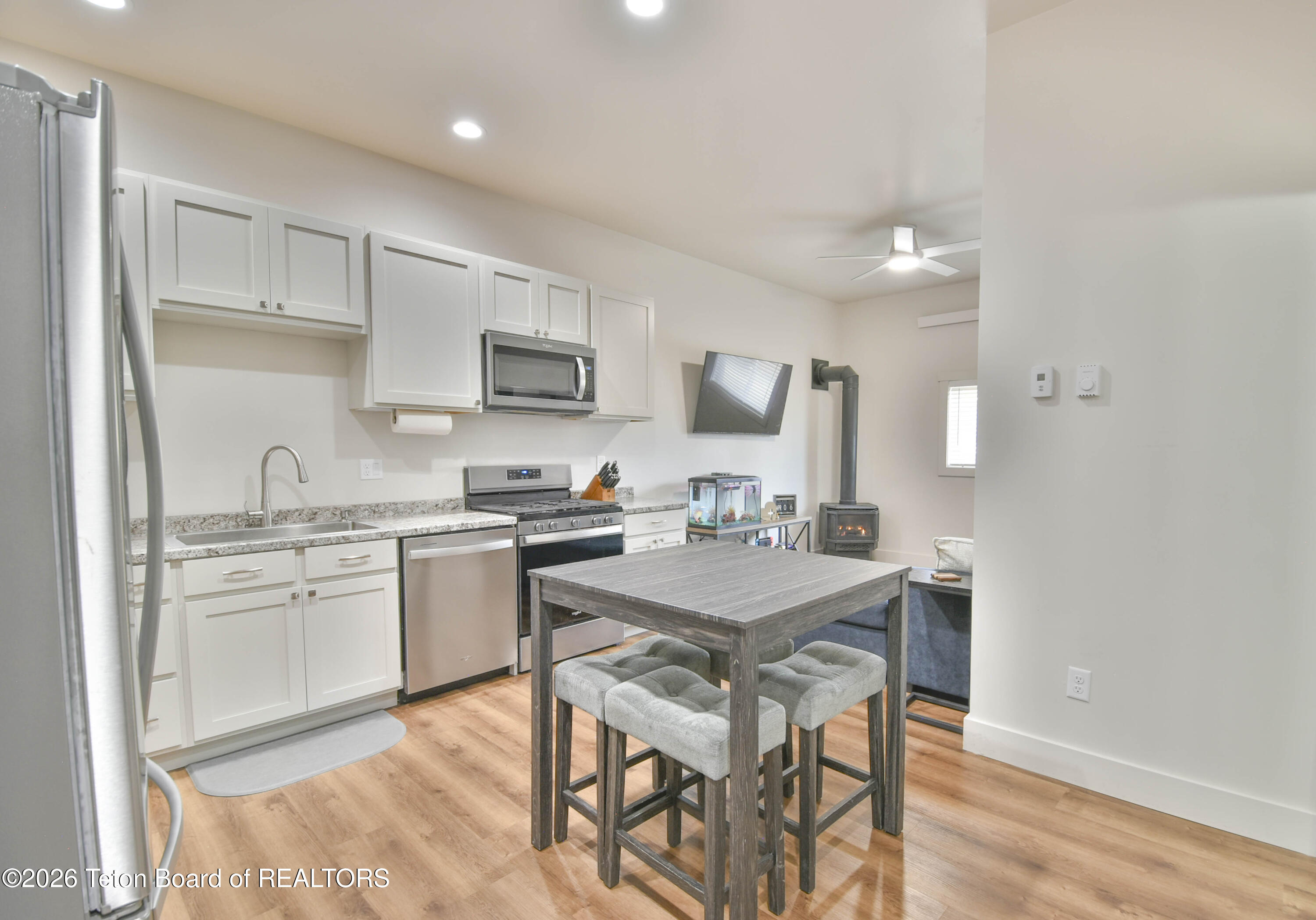 231 W MAGNOLIA Street