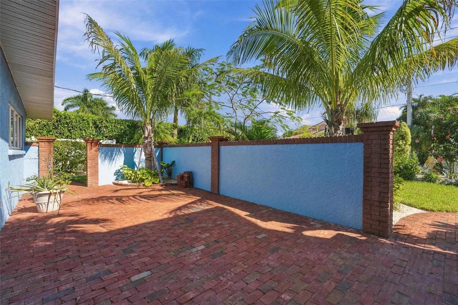 528 KEY ROYALE DR