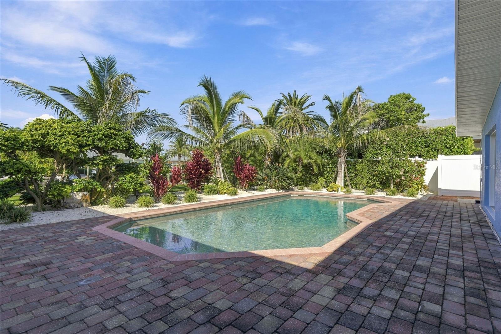 528 KEY ROYALE DR
