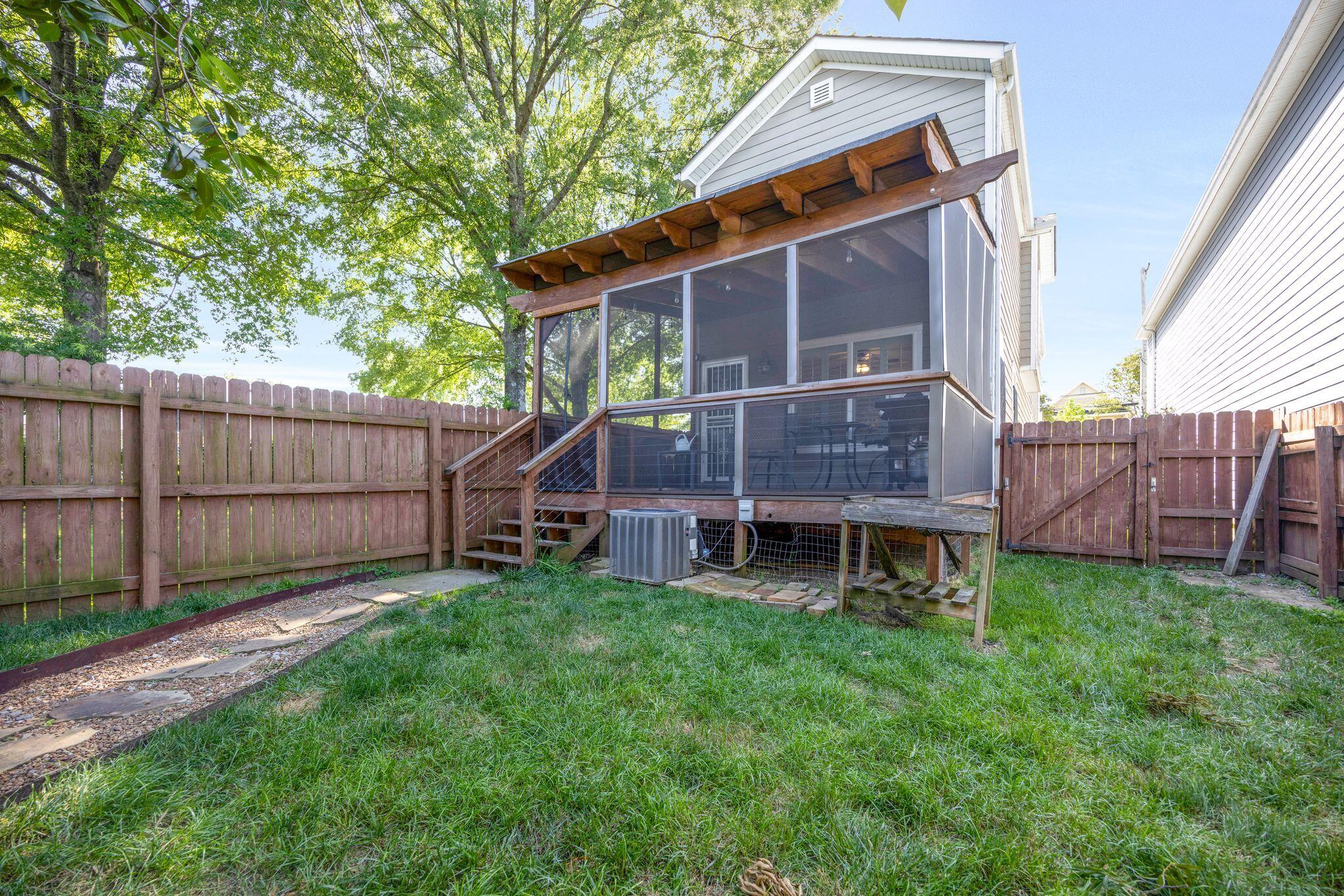1806 Long St