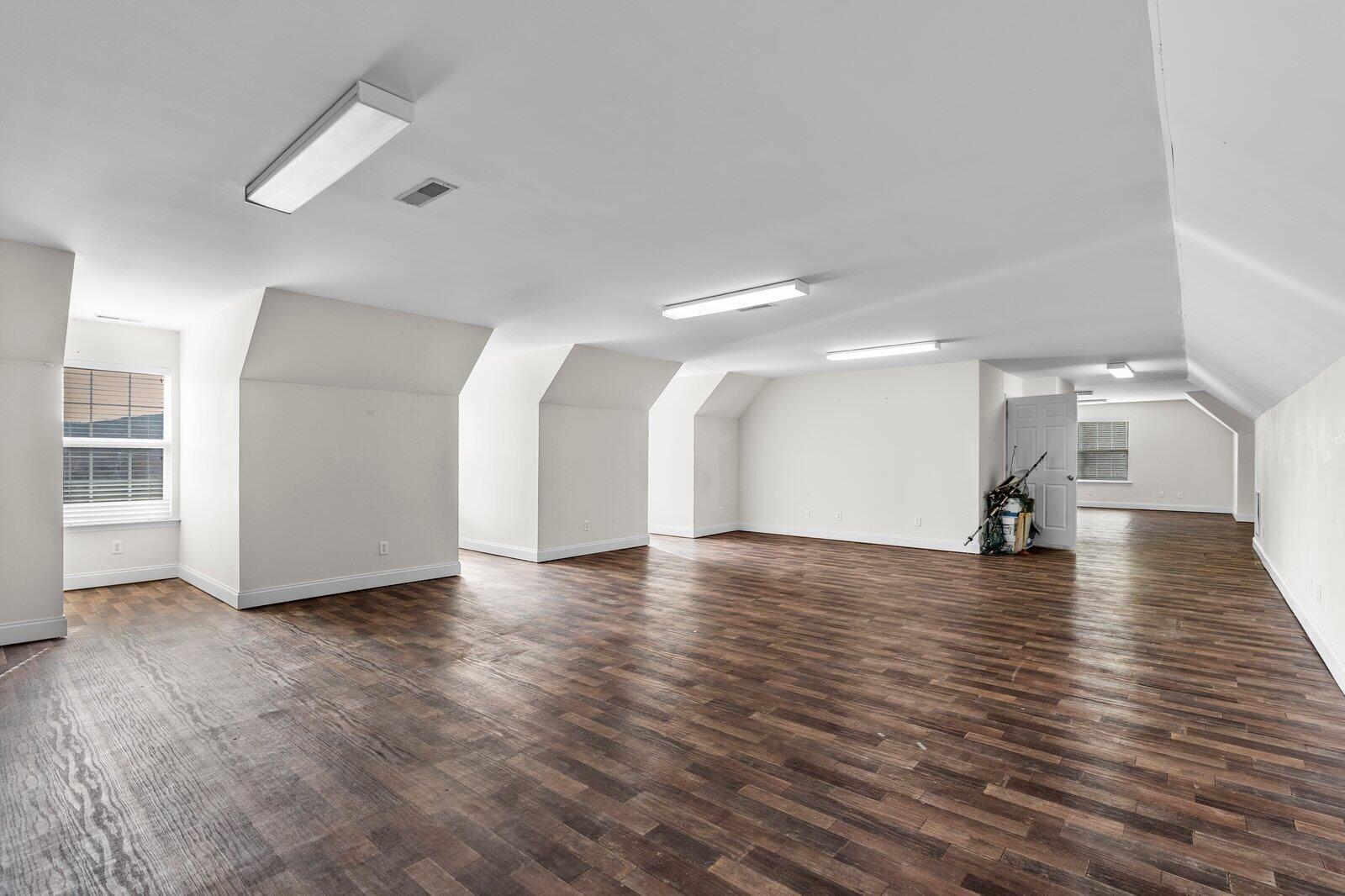 1100/1102 Trew Lane