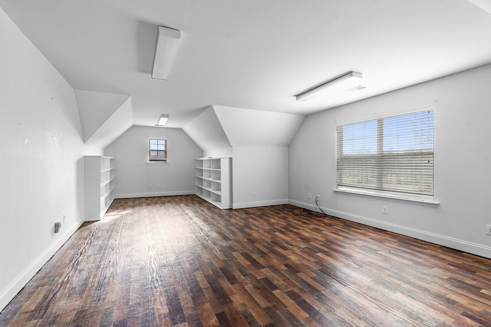 1100/1102 Trew Lane