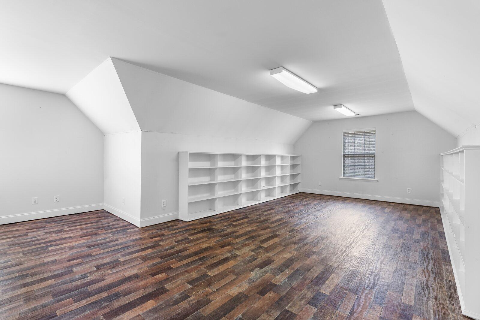 1100/1102 Trew Lane