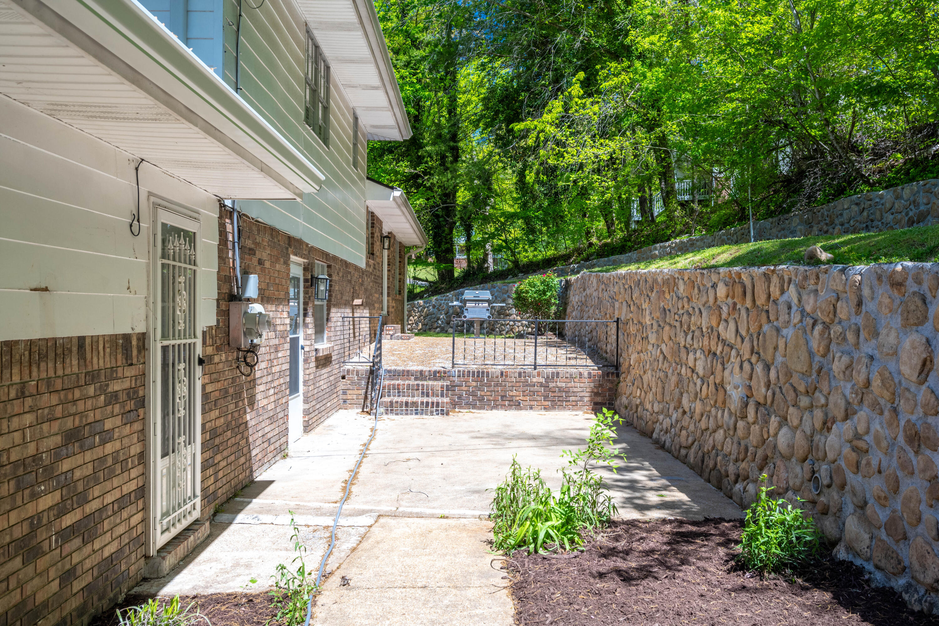 4802 Woodland Circle