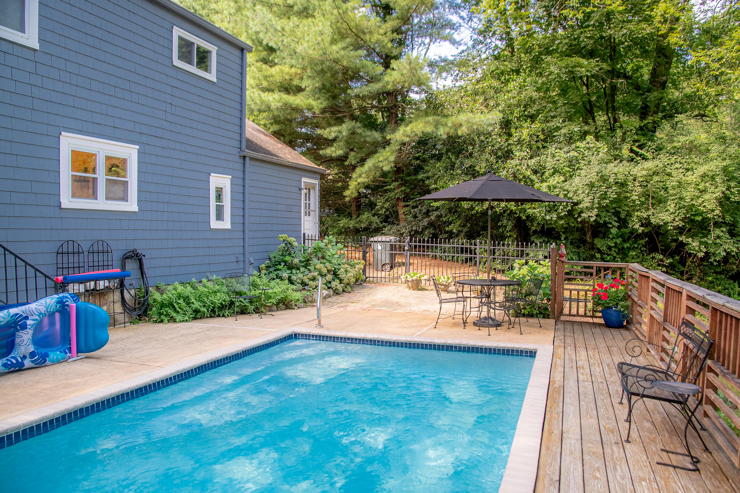 109 Robin Hood Trail