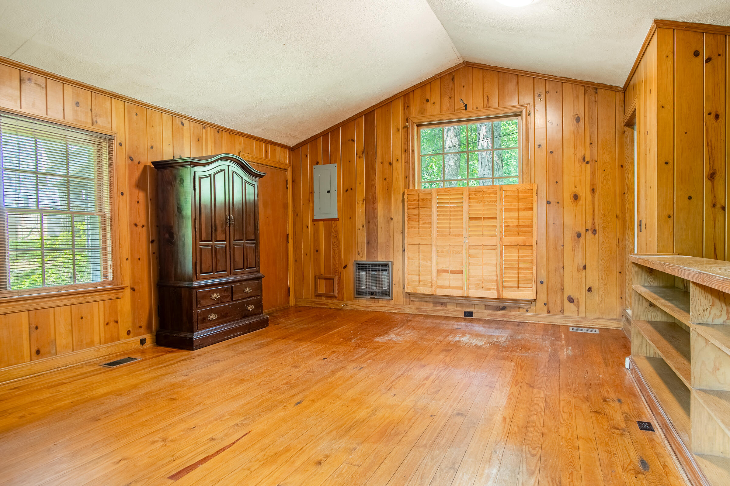109 Robin Hood Trail