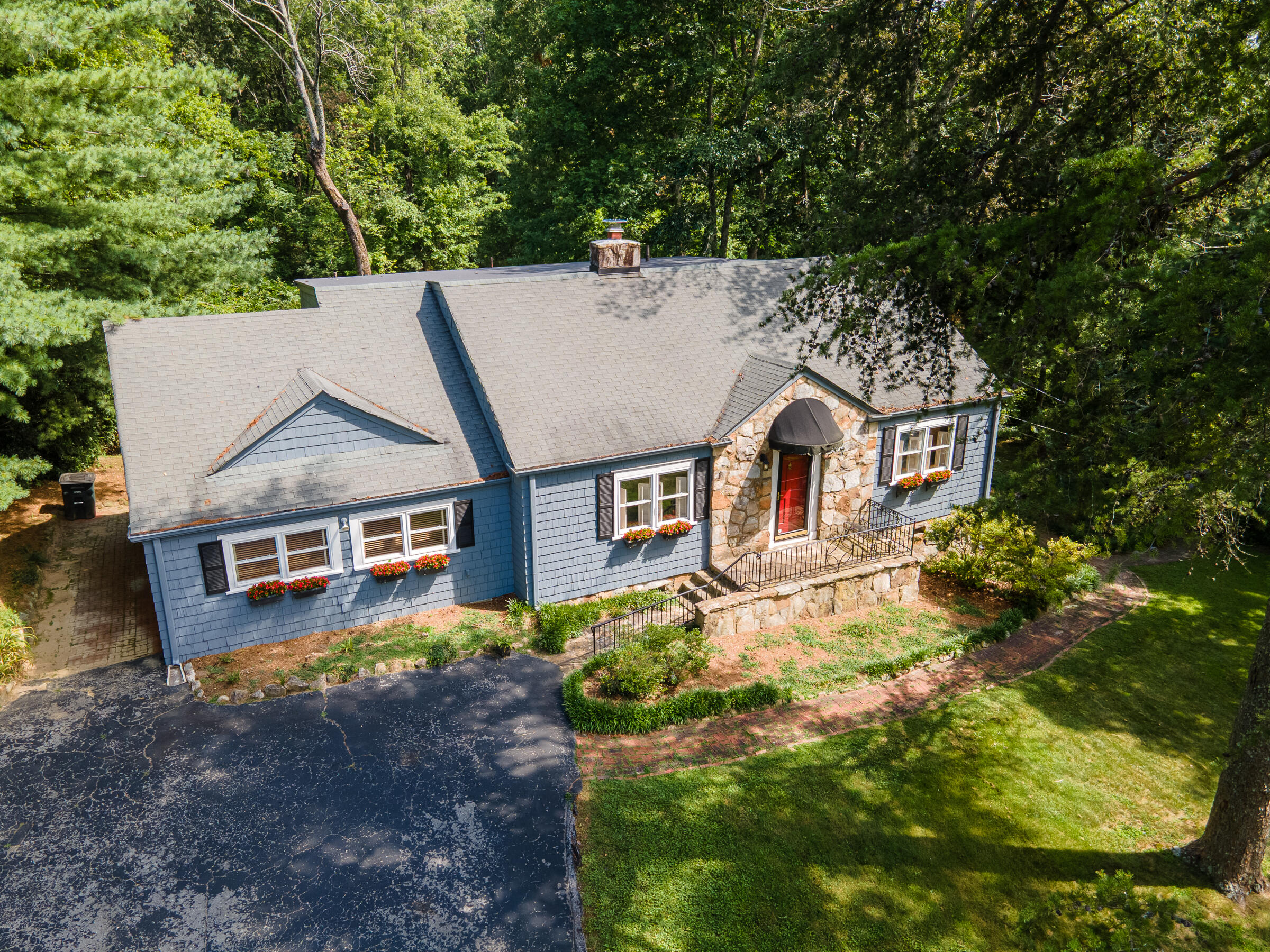 109 Robin Hood Trail