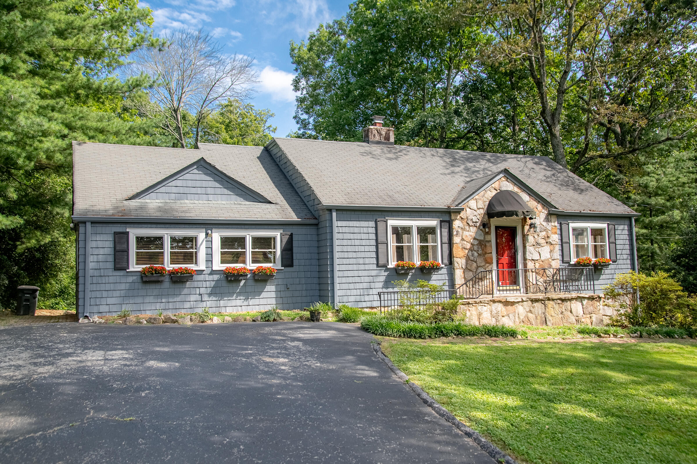 109 Robin Hood Trail