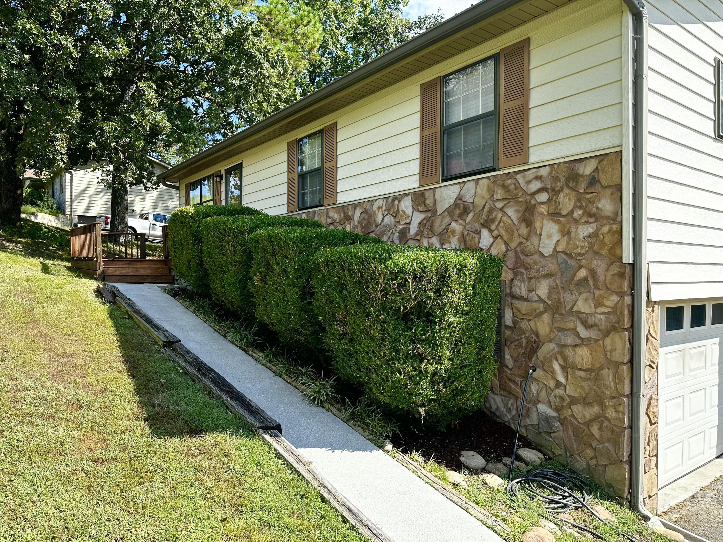923 Crest Drive