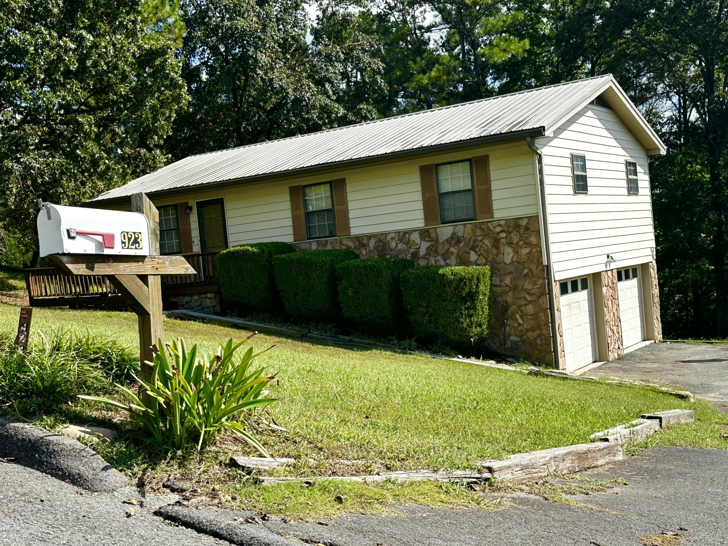 923 Crest Drive