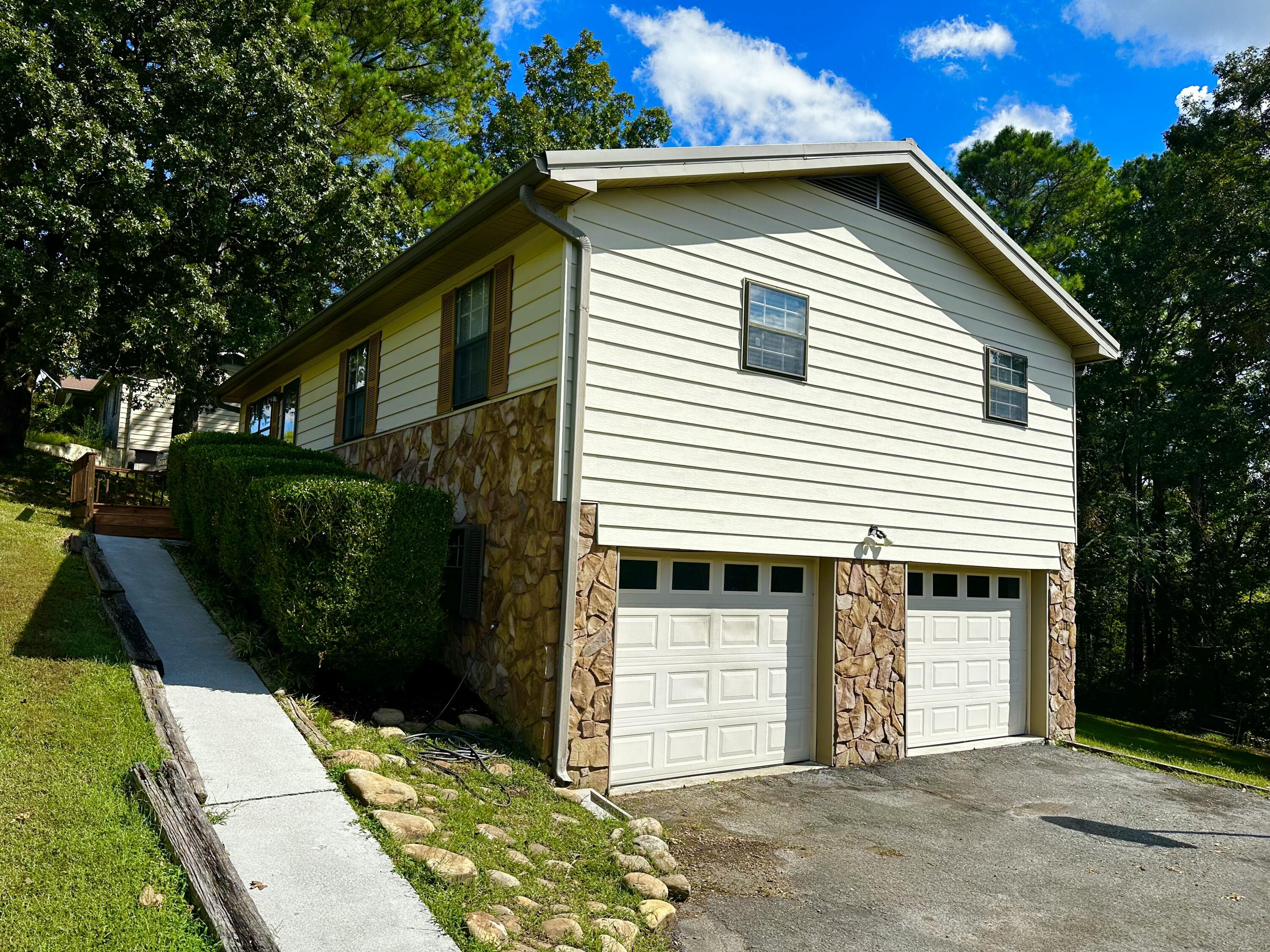 923 Crest Drive