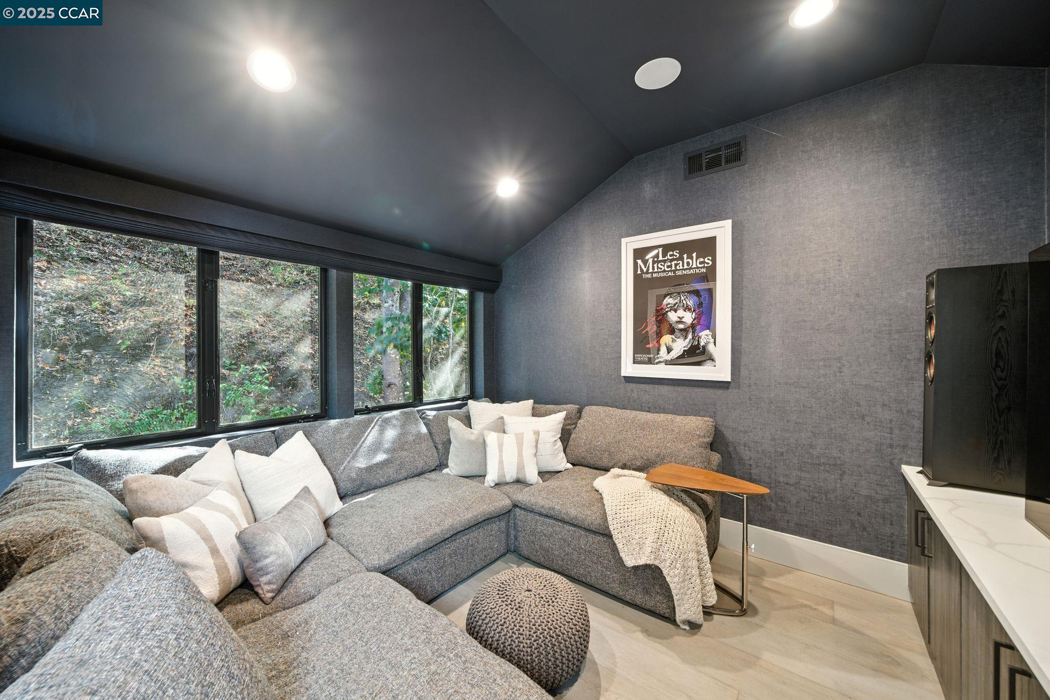121 Tappan Ln