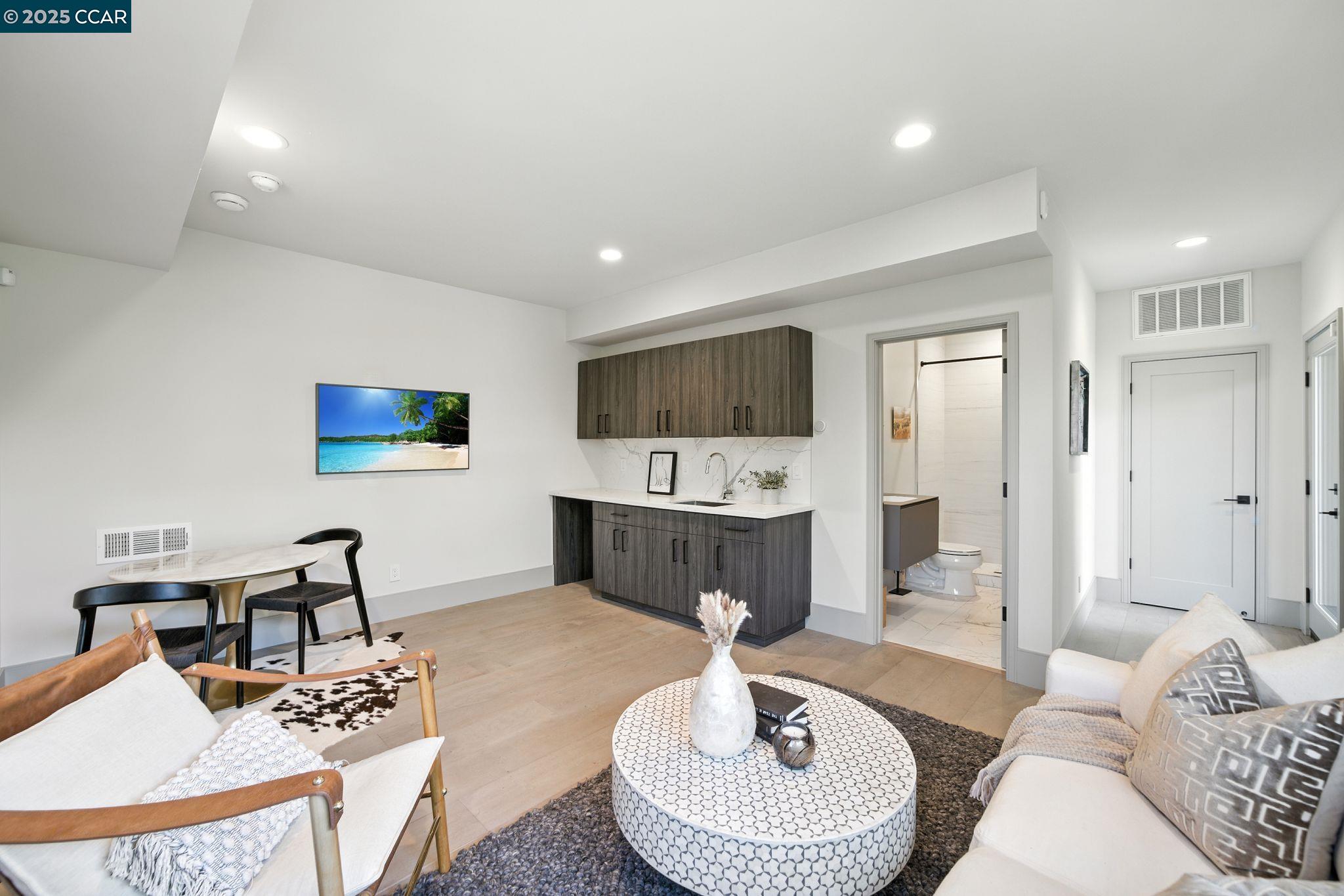 121 Tappan Ln