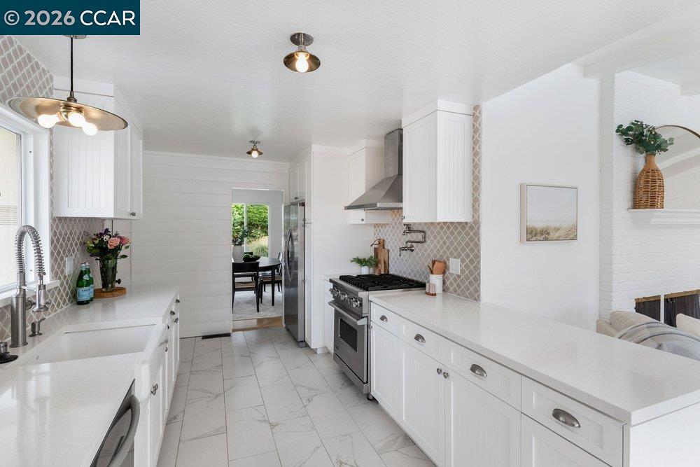 2426 Blackstone Dr