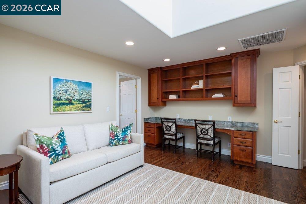 694 Los Palos Dr