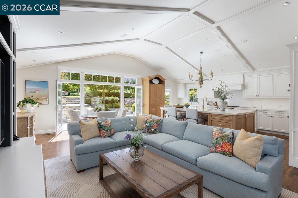 694 Los Palos Dr