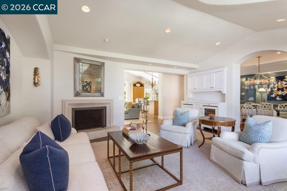 694 Los Palos Dr