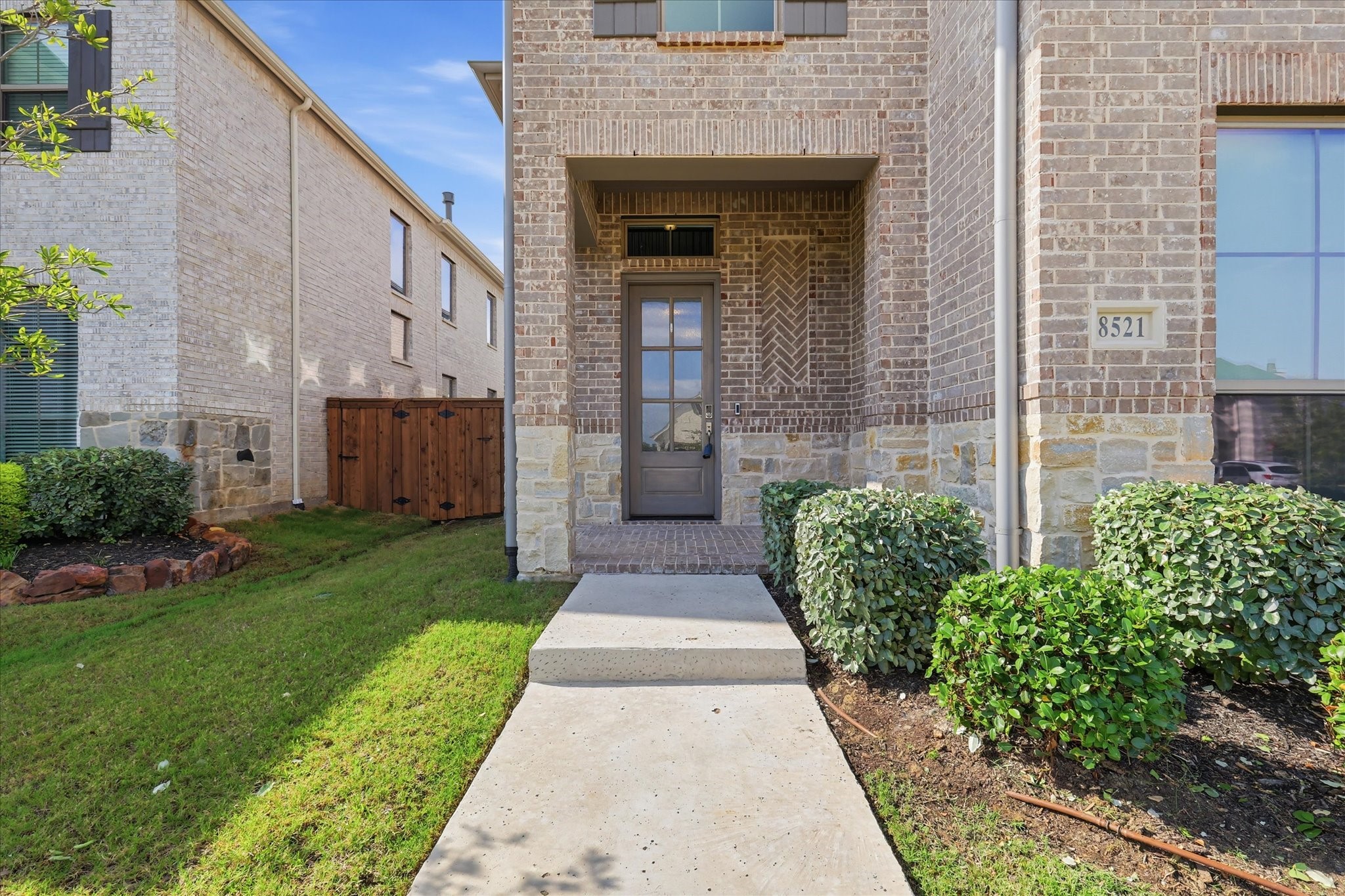 8521 Western