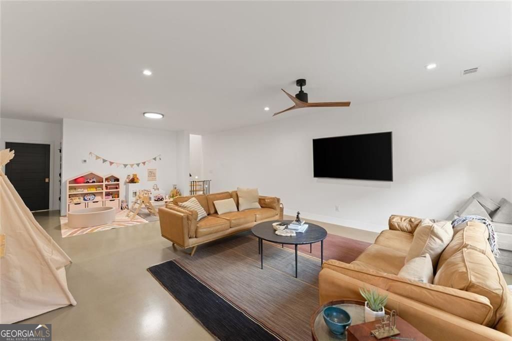 574 Riverside Road