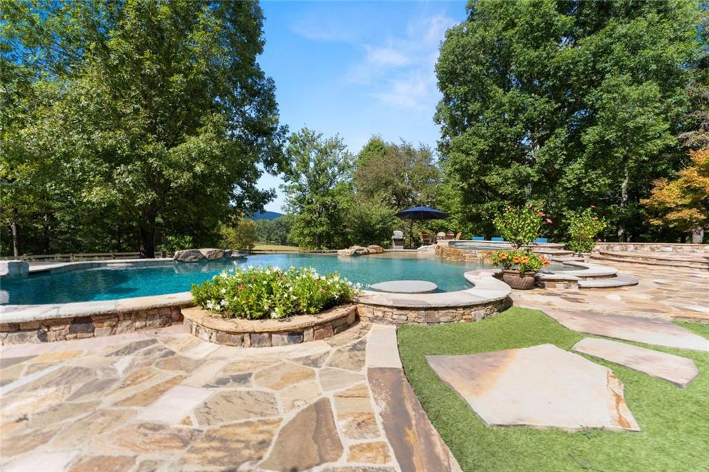 1524 Blacks Bluff Road SW