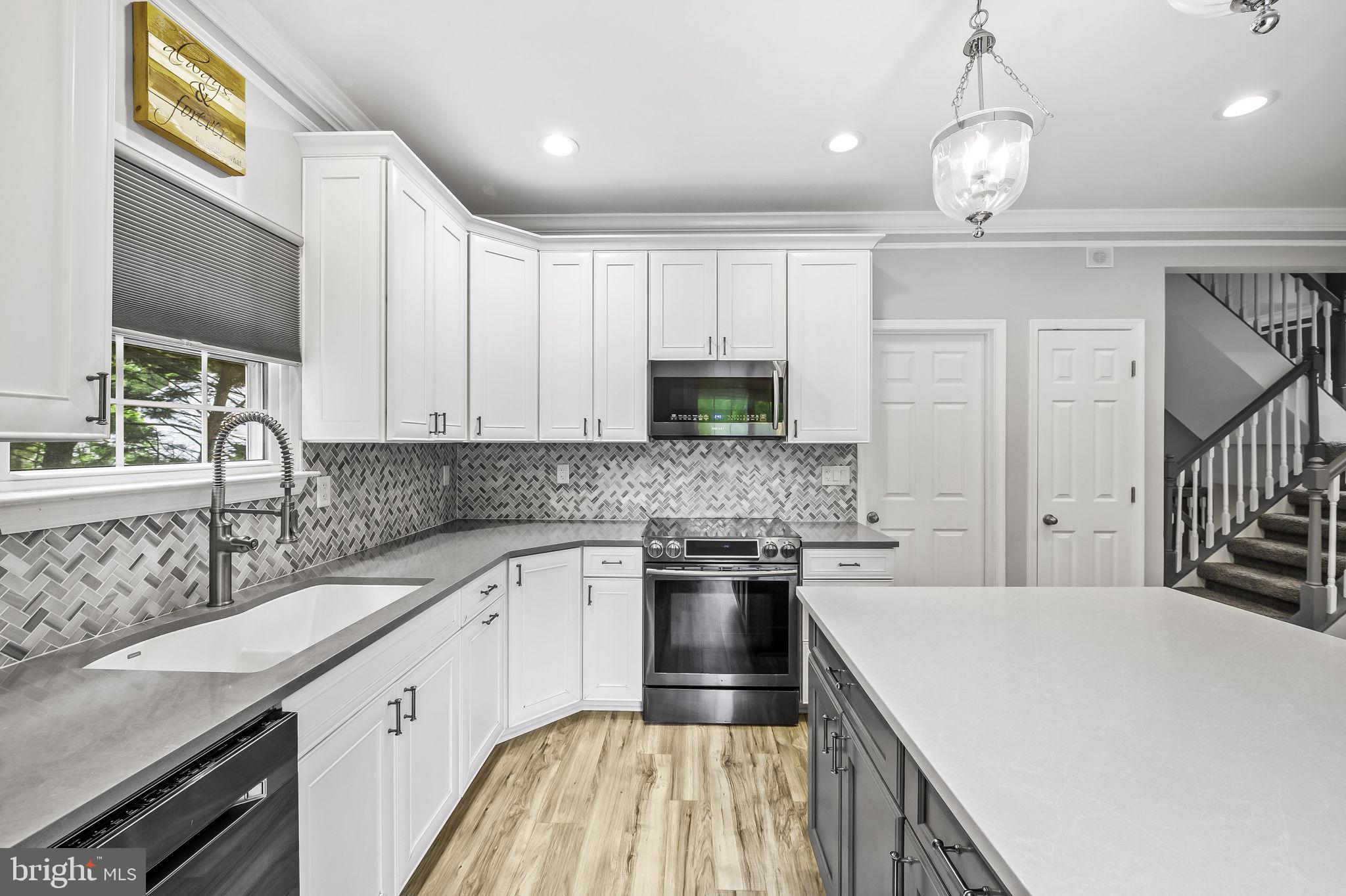 916 FOREST ROAD
